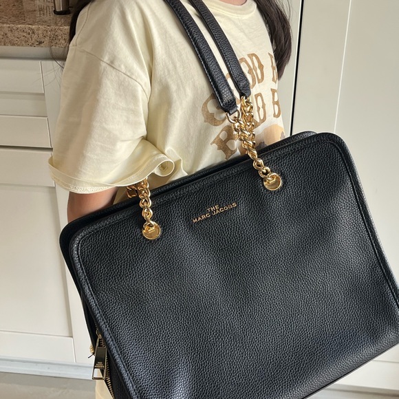 🔥🔥MARC JACOBS GOLD CHAIN TOTE (Like New) Paid $425🔥🔥 - Picture 13 of 16